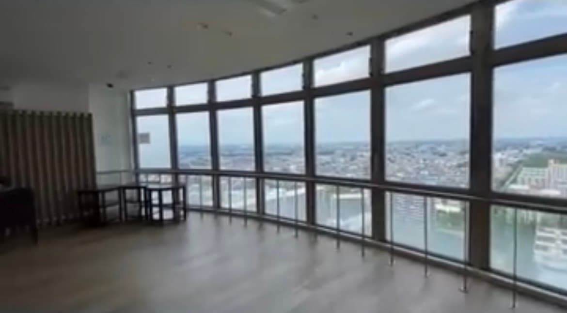 駅前にある高層マンション（UR）は最上階に住居人が入れるラウンジがあり、申請すればキッチンも利用できとても便利